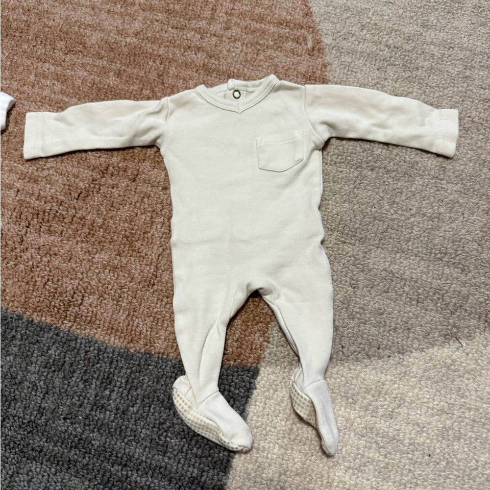 L'oved Baby Organic cotton butter Cream One-Piece Footed Romper Snap Button back